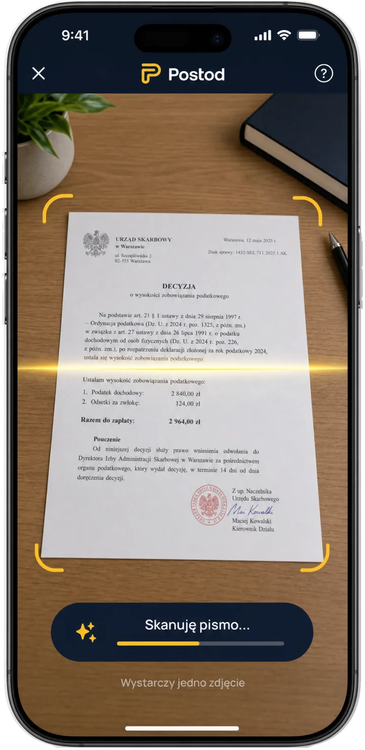 Skaner Postod nad papierową decyzją urzędu skarbowego leżącą na biurku — aplikacja skanuje pismo, wystarczy jedno zdjęcie